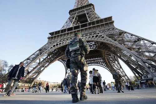 France: Hollande a annoncé la création nette de 800 postes en trois ans dans la Défense - ảnh 1